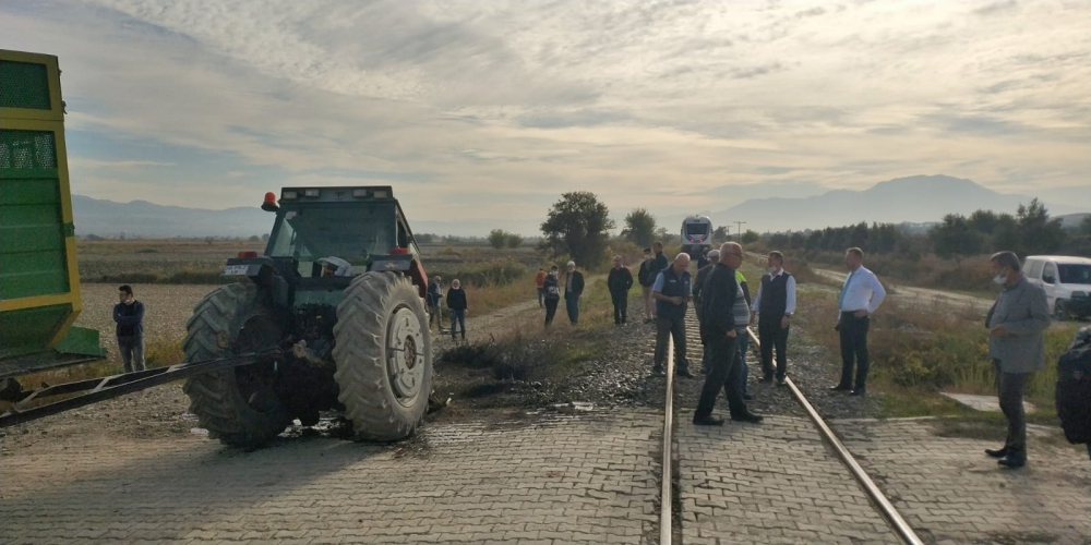 Denizli’de pamuk taşıyan traktör hemzemin geçitten geçerken İzmir-Denizli seferini yapan trenle rayların üzerine çarpıştı.