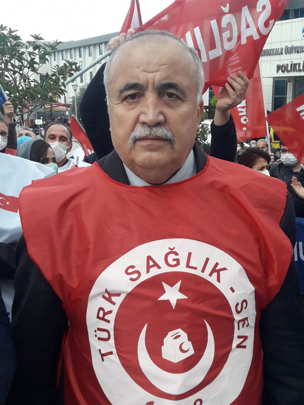 Türk Sağlık Sen (TSS) Denizli Şube Başkanı Ali İhsan Öztürk, ücret zammından tüm sağlık çalışanlarının yararlandırılmalarını istedi.