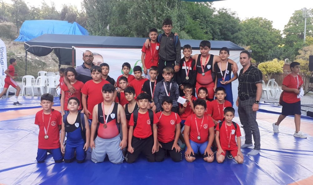 Pamukkale Belediyesporlu güreşçiler son bir hafta içerisinde katıldıkları 4 ayrı turnuvadan 8 altın, 8 gümüş ve 11 bronz olmak üzere toplam 27 madalya kazandı.