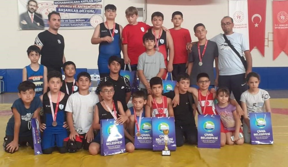 Pamukkale Belediyesporlu güreşçiler son bir hafta içerisinde katıldıkları 4 ayrı turnuvadan 8 altın, 8 gümüş ve 11 bronz olmak üzere toplam 27 madalya kazandı.