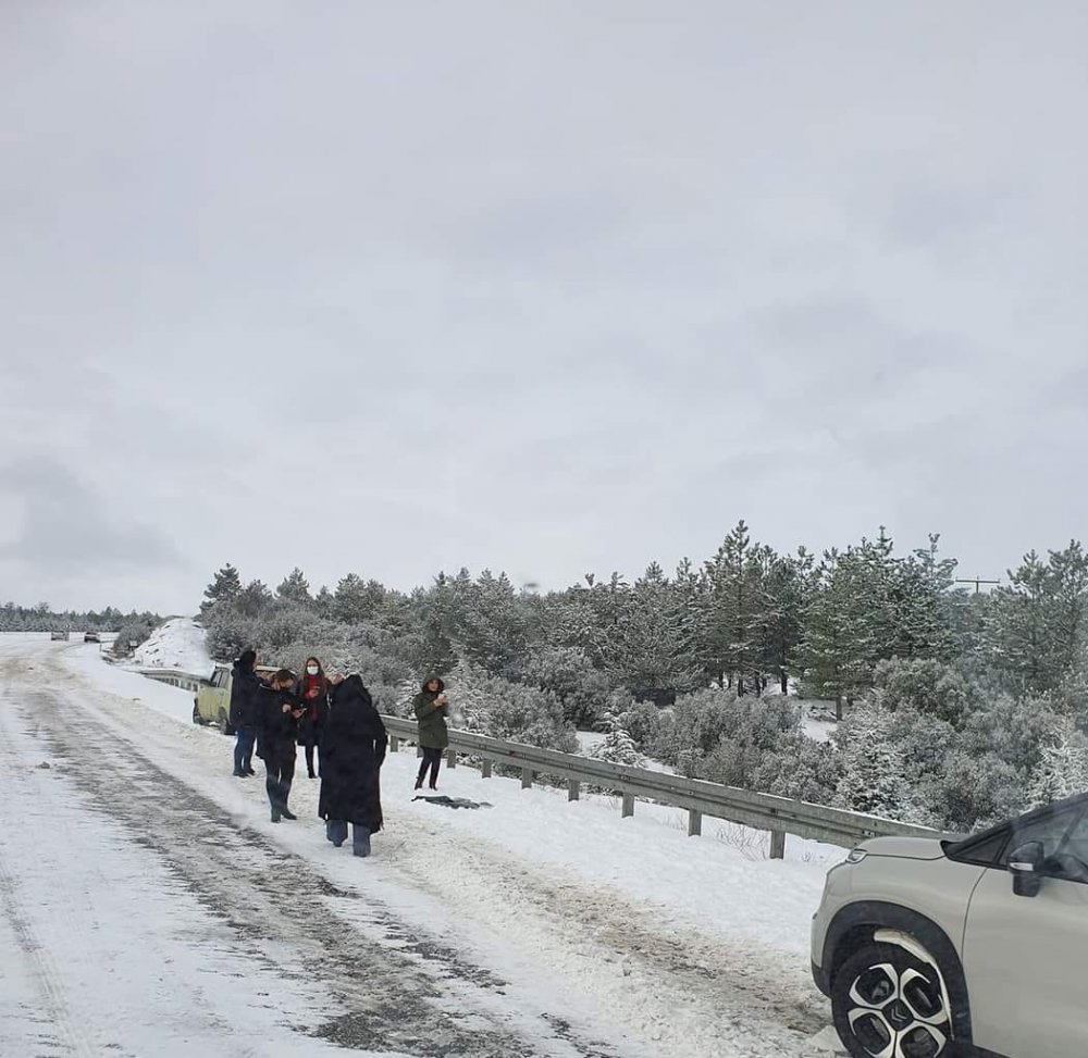 Yoğun kar yağışının etkisi altında kalan Denizli’de Şahin Tepesinde yol kısa süreliğine kapanırken, uzun kuyruklar oluştur. Sürücüler uzun süre yolda kalırken, ekipler çalışmalarına devam ediyor.