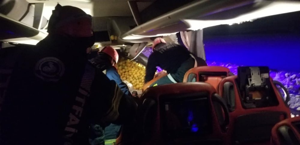 Denizli’nin Bozkurt İlçesinde yolcu otobüsü tıra arkadan çarptı. Çarpmanın etkisiyle otobüs şoförü hayatını kaybederken, 21 kişi de yaralandı.