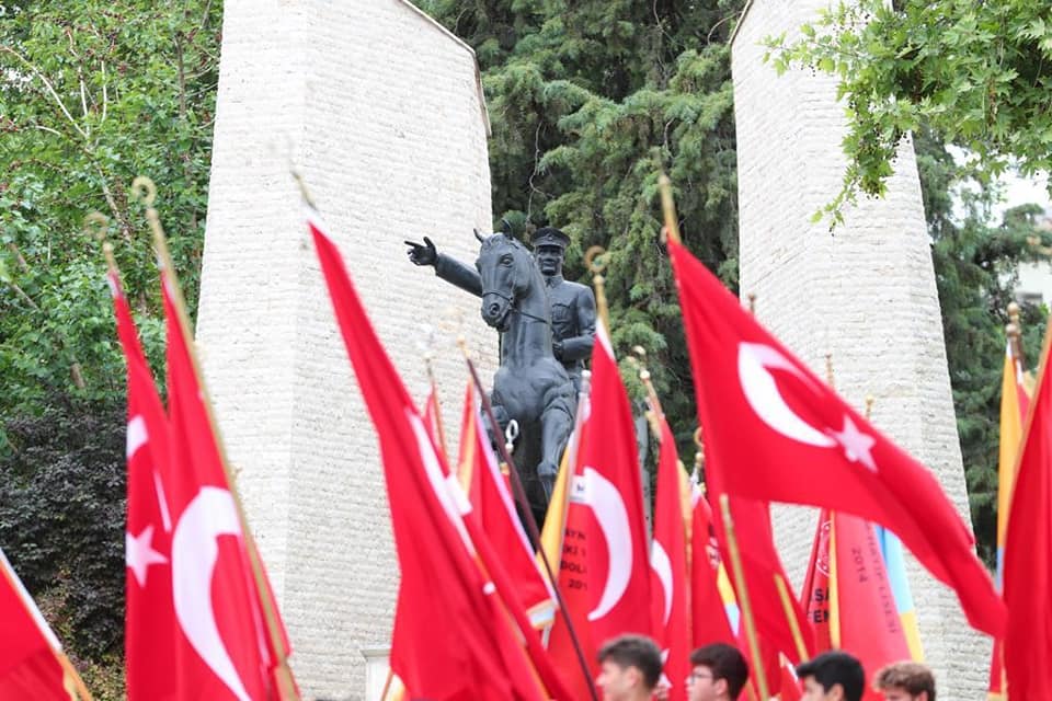 Denizli’de 19 Mayıs Atatürk'ü Anma, Gençlik ve Spor Bayramı’nın 103'üncü yıl dönümü coşkuyla kutlandı. Kent meydanında 103'üncü yıl dönümü dolayısıyla 103 balon havaya protokol ve öğrenciler tarafından bırakıldı.