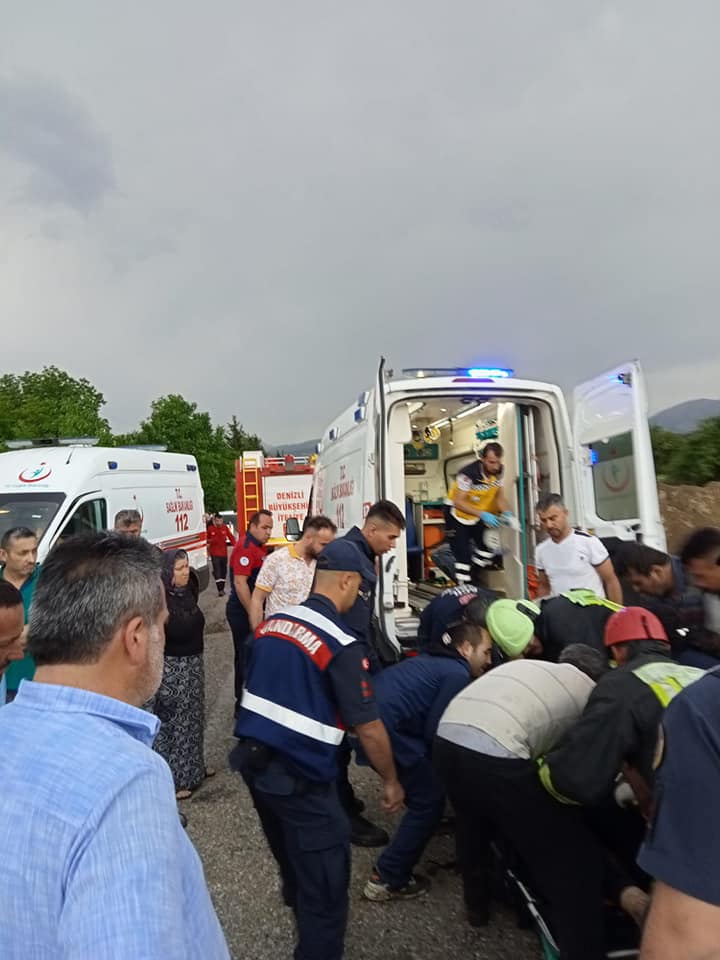 Denizli'nin Acıpayam ilçesinde meydana gelen trafik kazasında 2 kişi hayatını kaybederken 3 kişi de yaralandı.