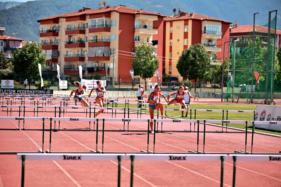Türkiye Atletizm Federasyonu tarafından Denizli'de 52'incisi düzenlenen Balkan U20 Atletizm Şampiyonası, 16 ülkeden 321 sporcunun katılımıyla tamamlandı. Ay-yıldızlı gençler iki günde toplam 39 madalyayla sıralamanın zirvesinde yer aldı. Milliler 17 altın, 14 gümüş, 8 de bronz madalya elde etti.