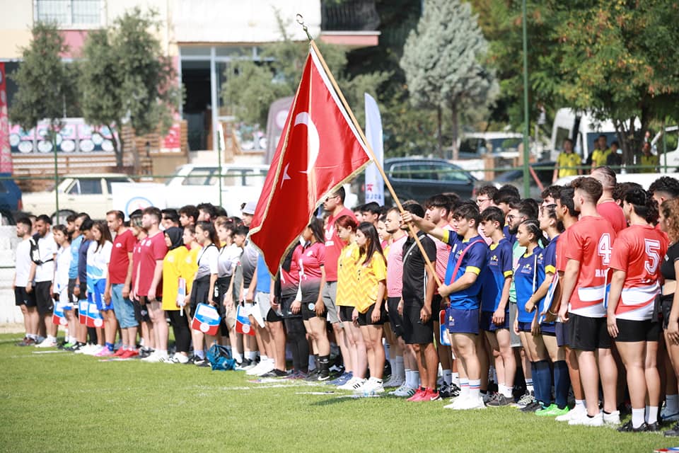 Türkiye’de ilk defa gerçekleşen Anadolu Yıldızlar Ligi Ragbi Türkiye Finalleri Denizli’nin ev sahipliğinde başladı. Yarışmalara 28 takımdan 472 sporcu katılıyor.
