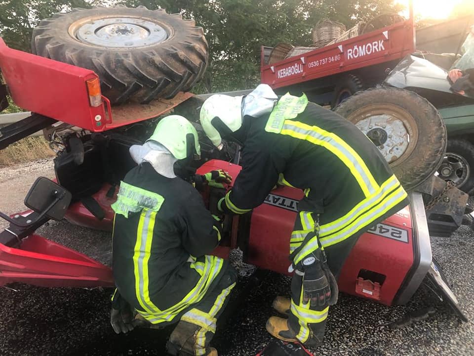 Denizli’nin Tavas ilçesinde hasat için tütün tarlasına giden aileyi taşıyan traktöre, aynı yönde seyir halinde olan kamyonetin arkadan çarpması sonucu meydana gelen kazada 11 kişi yaralandı.
