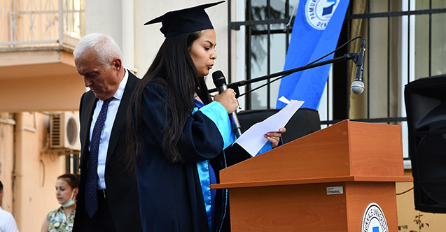 Pamukkale Üniversitesi Buldan Meslek Yüksek Okulu’nun 2020-2021 yılı mezuniyet töreni okul bahçesinde yapıldı. Buldan Belediye Başkanı Mustafa Şevik, MYO'dan dereceyle mezun olan öğrencilere,  geleneksel el dokumaları hediye ederek kutladı. 