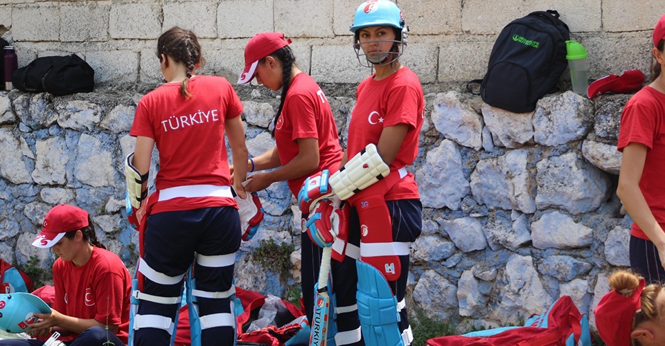 Türkiye Kriket Milli Takımı, İspanya’da yapılacak olan T20 Dünya Şampiyonası Avrupa Elemeleri için Denizli’nin Güney İlçesinde kampa girdi. Toplamda 6 ülkenin mücadele edeceği müsabakaların sonunda ilk sırayı alan takım, 2022 yılında Güney Afrika’da yapılacak Dünya Kadınlar Kriket Şampiyonası'na katılacak.