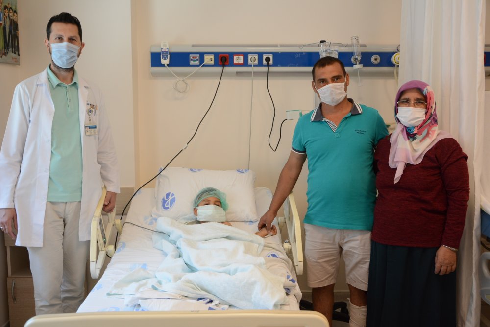 Pamukkale Üniversitesi Hastanesi Çocuk Gastroenteroloji Bilimdalına yabancı cisim (metal 50 Kuruş) yutması şikayetiyle gelen 5 yaşındaki Tayfun Demir yapılan başarılı endoskopik müdahale ile sağlığına kavuşturuldu.