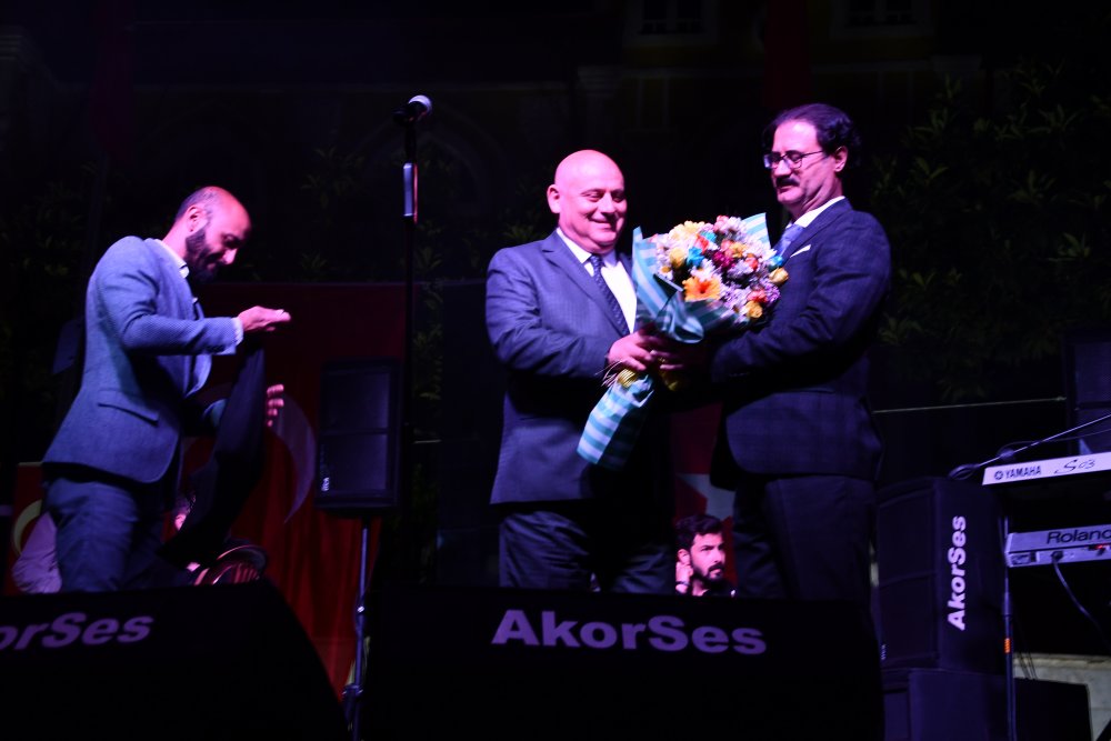 Buldan Belediyesi, 19 Mayıs Atatürk’ü Anma, Gençlik ve Spor Bayramı dolayısıyla Gençlik Konseri düzenledi. Gençlik konserinde sevilen sanatçı Yıldırım Yıldızdoğan, türküleriyle Buldanlı hayranlarını coşturdu.
