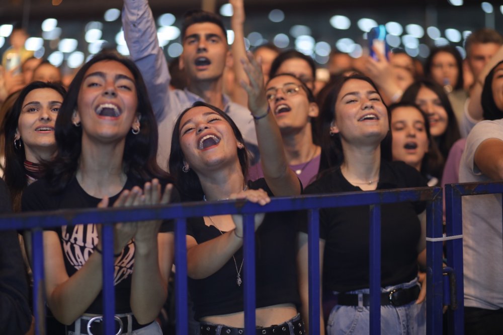 14.Sarayköy Tarım ve Kültür Festivali’nin dördüncü gününde adeta müzik şöleni yaşandı. İlçedeki müzik öğretmenleri tarafından verilen konserin ardından Karadeniz müziğinin güçlü seslerinden Ekin Uzunlar sahne aldı. Müzikseverler doyasıya eğlendi.