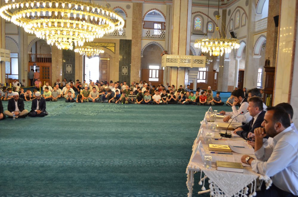 Denizli İl Müftülüğü, 2022 Yılı Camiler ve Din Görevlileri Haftası etkinlikleri kapsamında erkek din görevlilerine yönelik düzenlenen “Kur’an-ı Kerim'i Güzel Okuma Yarışması Bölge Finali”ne ev sahipliği yaptı.