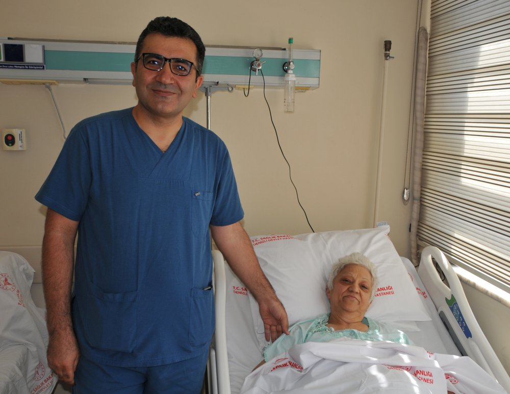 Denizli Devlet Hastanesi Gastroenteroloji Cerrahi Kliniği’nde kolon kanseri tanısı konulan 74 yaşındaki Alime Nalçakan radyoterapi ve kemoterapi tedavisinin ardından laporoskopik (kapalı) yöntemle ameliyat edilerek sağlığına kavuşturuldu.