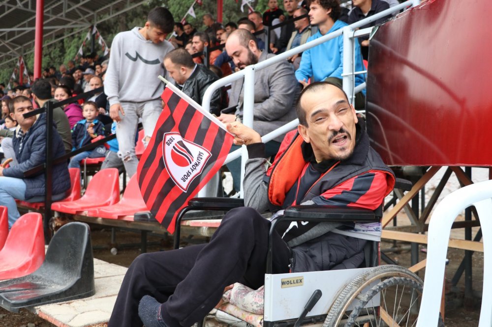 Sarayköy'de yaşayan 38 yaşındaki bedensel engelli İsmail Çetin, tekerlekli sandalyeye mahkum olmasına rağmen, gönül verdiği Sarayköyspor'un evinde oynadığı her maçta tribünlerdeki yerini alarak takımına destek oluyor. 