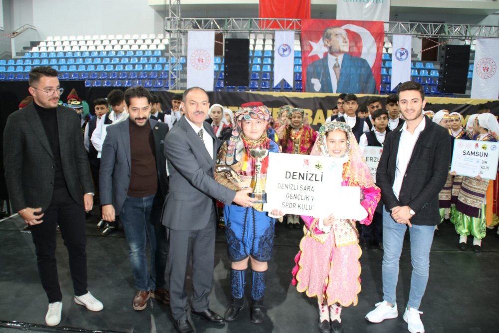 Bayburt'ta düzenlenen Türkiye Halk Oyunları Federasyonu Yıldızlar Türkiye Şampiyonası’nda Türkiye 3’üncüsü olan Sarayköyspor Kulübü Halk Oyunları Topluluğu, Denizli’ye ödül getirirken Ege Bölgesi’nin de tek kazananı oldu. 
