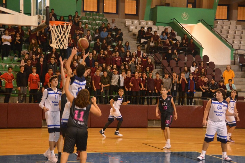 Basketbol U16 Kadınlar ile U18 Erkekler müsabakaları Denizli’nin ev sahipliğinde başlıyor. Vali Recep Yazıcıoğlu Spor Salonunda oynanacak müsabakaları tüm sporseverler ücretsiz izleyebilecek.