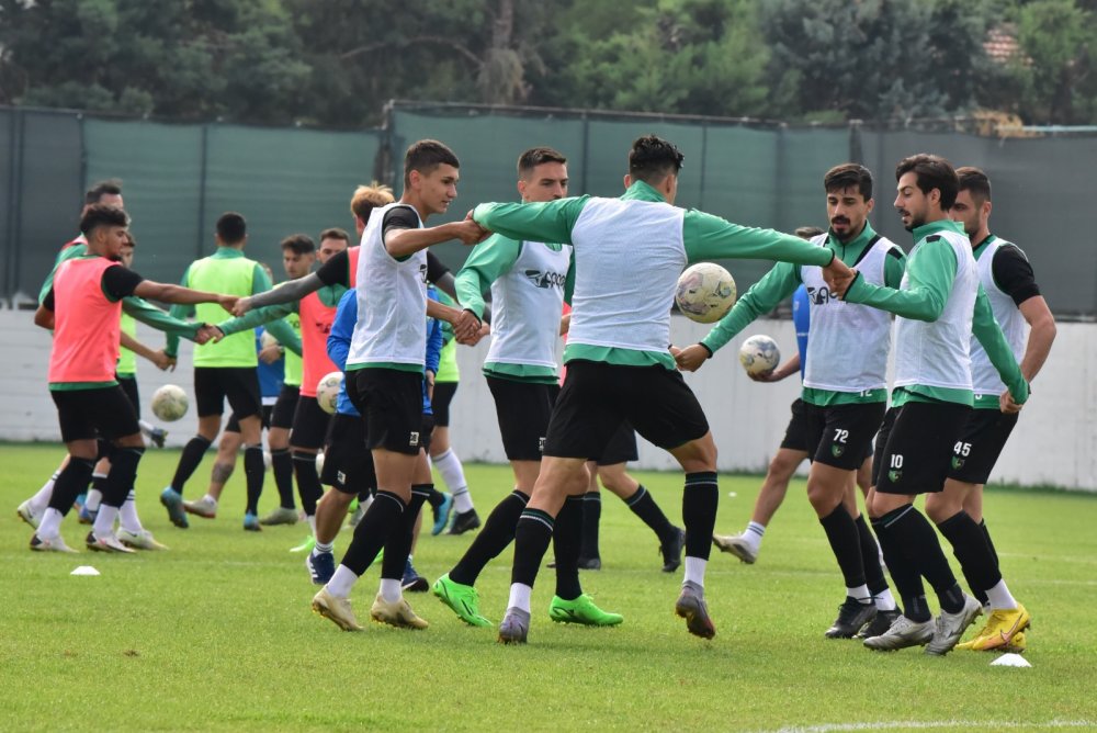 Denizlispor, deplasmanda karşılaşacağı Boluspor maçının hazırlıklarını yaptığı antrenmanla sürdürdü. Yeşil-siyahlılarda eksik oyuncuların fazlalığı da canları sıkıyor.