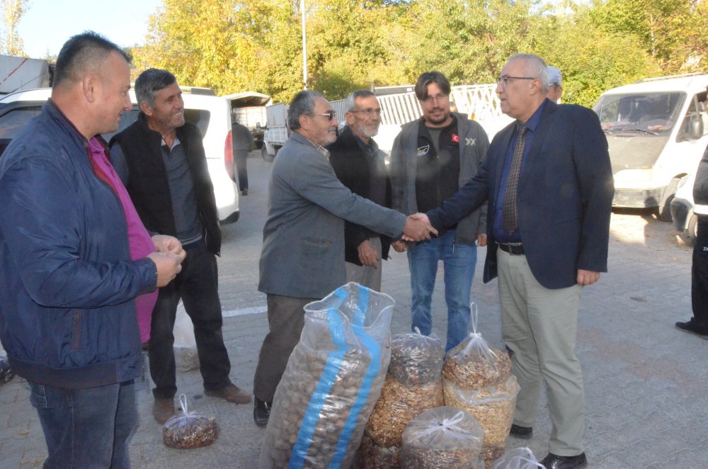 Çameli Belediye Başkanı Cengiz Arslan İlçede Cuma Günü Kurulan Zahire Pazarını ( Hububat Pazarı )ziyaret gerçekleştirdi Alışveriş yapan vatandaşlarla ve esnaflarla bir süre sohbet etti.