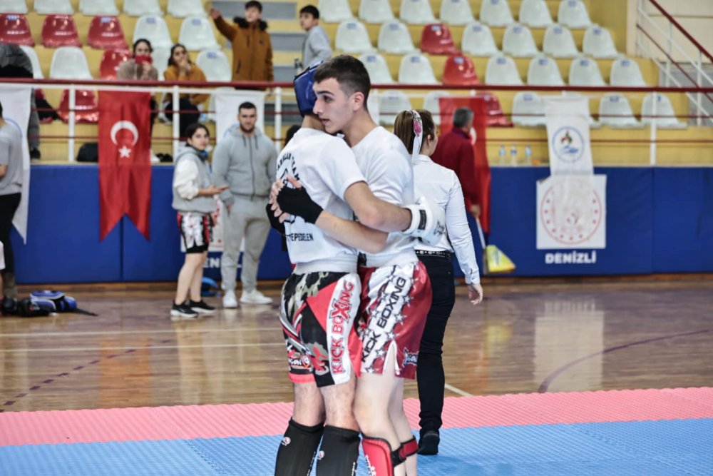 4. İllerarası Kick Boks Ligi 4. Etap Müsabakaları hafta sonu Hasan Güngör Spor Salonunda yapıldı. Türkiye'nin tek Kick Boks Ligi olma özelliği taşıyan organizasyona 32 ilden 800 sporcu katıldı. 