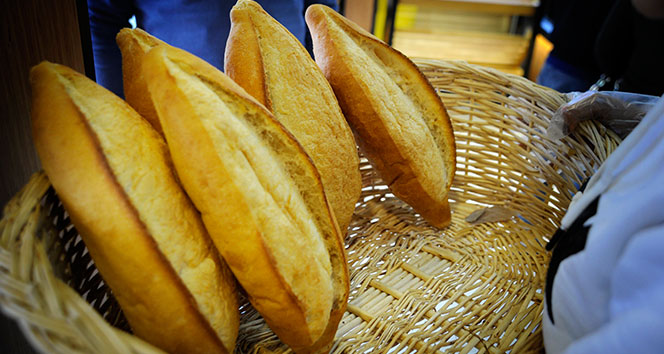Denizli’de fırıncılar tarafından açıklanan ancak valilik tarafından onaylanmadığı iddia edilen ekmeğe zam uygulaması başladı. Valilik tarafından asılsızdır denilen zam, bugün itibariyle 230 gram ekmek 2,5 liraya satılmaya başlandı. 