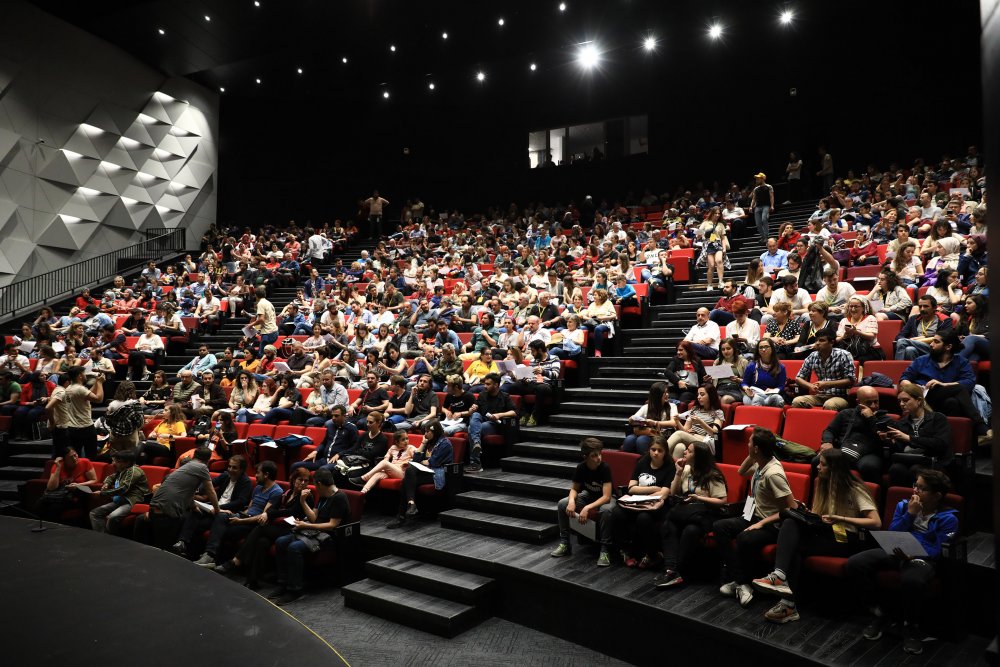 Denizli Büyükşehir Belediyesinin bu yıl 34.'sünü düzenleyeceği Uluslararası Tiyatro Festivali, başlıyor. 5’i yurtdışından olmak üzere toplam 23 tiyatro grubunun katılacağı festivalin korteji 3 Haziran Cuma günü saat 17.00'de yapılacak. Denizlililerin tiyatroya doyacağı festivalde toplam 400 tiyatro oyuncusu 34 eseri sahneye koyacak.