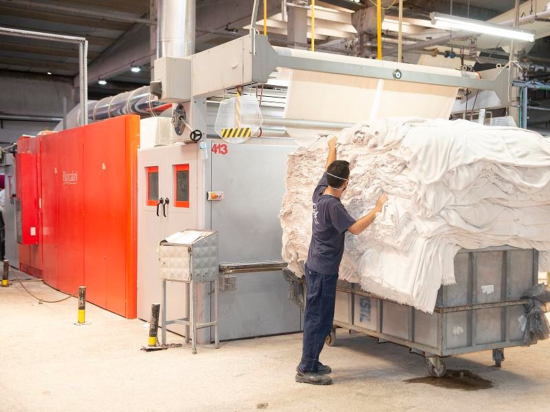 Denizli’nin tekstil sektöründe tecrübe ve kapasitesiyle önde gelen şirketlerinden biri olan Çiçek Tekstil, makine modernizasyon yatırımlarıyla büyümesini sürdürüyor. Yönetim Kurulu Başkanı Mehmet Köseoğlu, günlük 50 ton üretim kapasitesine sahip olduklarını belirterek, “290 kişiye istihdam sağlayarak ülkemizin büyümesine katkı veriyoruz” diye konuştu.