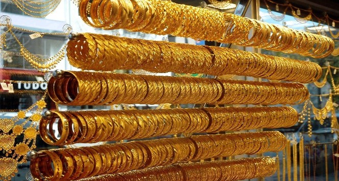 Türkiye'nin ev sahipliğinde Dolmabahçe'de Rusya ve Ukrayna heyetleri arasında yapılan görüşmelerin ardından altın ve dolarda belirgin düşüş görüldü. Amerikan Doları 30 kuruş düşerken, gram altın ise 30 lira birden düştü.