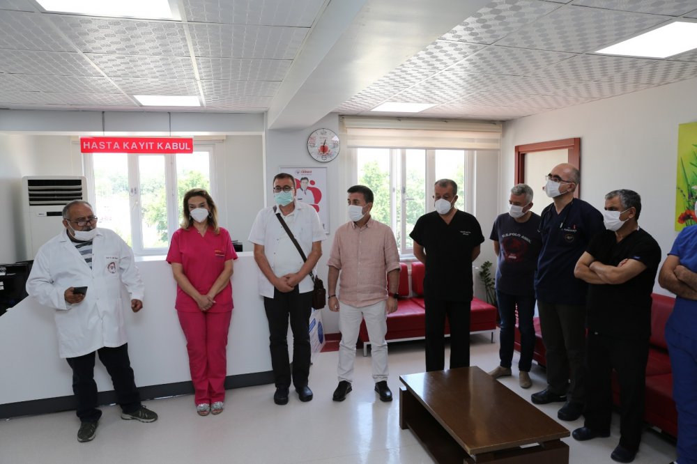 Özel Denizli Cerrahi Hastanesi, çalıştığı hastanede bir hasta yakını tarafından gerçekleştirilen silahlı saldırı sonucu öldürülen Kardiyoloji Uzmanı Dr. Ekrem Karakaya için anma töreni gerçekleştirdi.