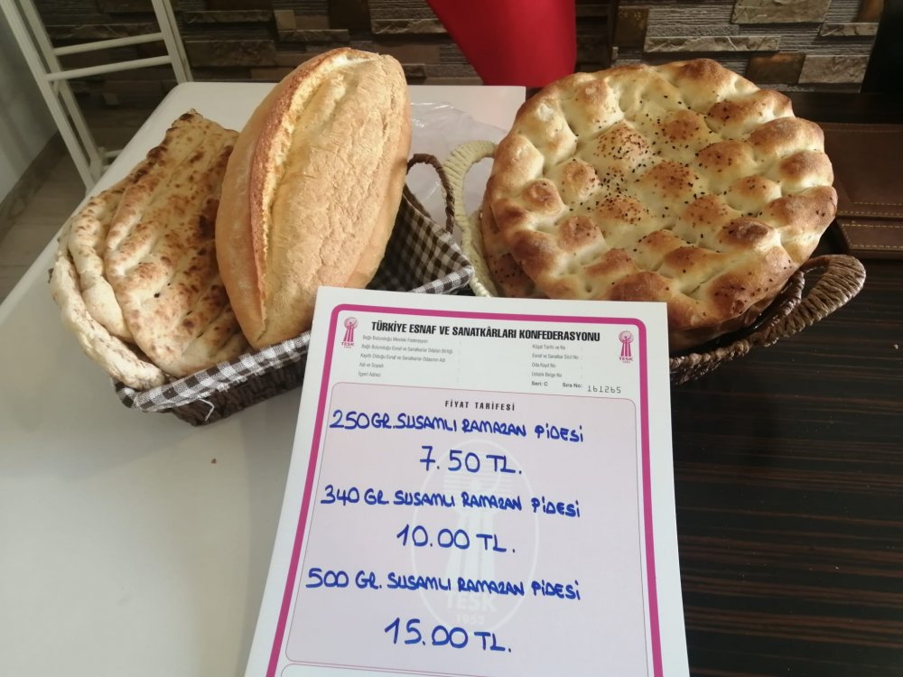 Denizli'de Ramazan ayının gelmesiyle birlikte iftar sofralarının vazgeçilmezlerinden olan ‘ramazan pidesi’ 3 ayrı fiyattan satılacak.
