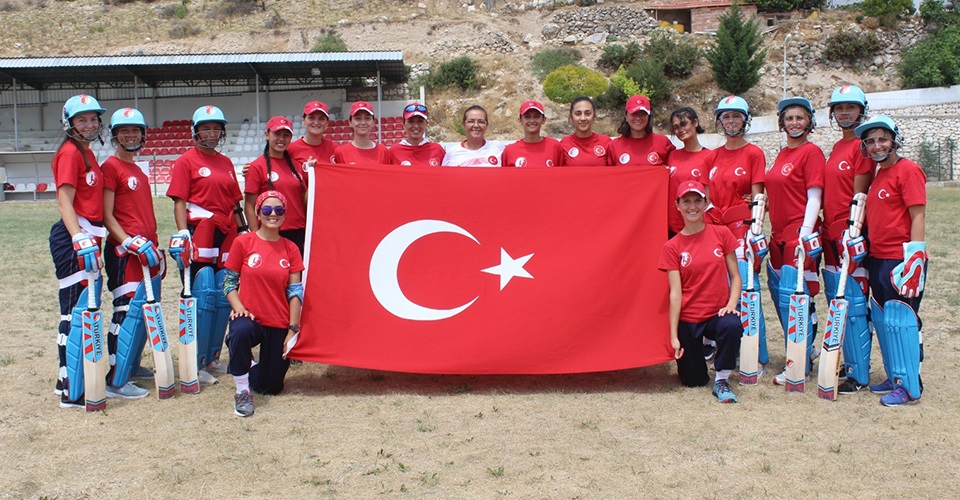 Türkiye Kriket Milli Takımı, İspanya’da yapılacak olan T20 Dünya Şampiyonası Avrupa Elemeleri için Denizli’nin Güney İlçesinde kampa girdi. Toplamda 6 ülkenin mücadele edeceği müsabakaların sonunda ilk sırayı alan takım, 2022 yılında Güney Afrika’da yapılacak Dünya Kadınlar Kriket Şampiyonası'na katılacak.