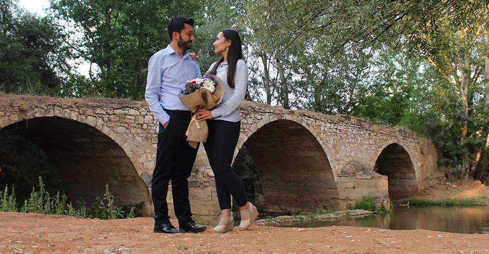 Denizli’de 800 yıllık tarihe sahip ‘Hançalar Köprüsü' bir evlilik teklifine ev sahipliği yaptı. 