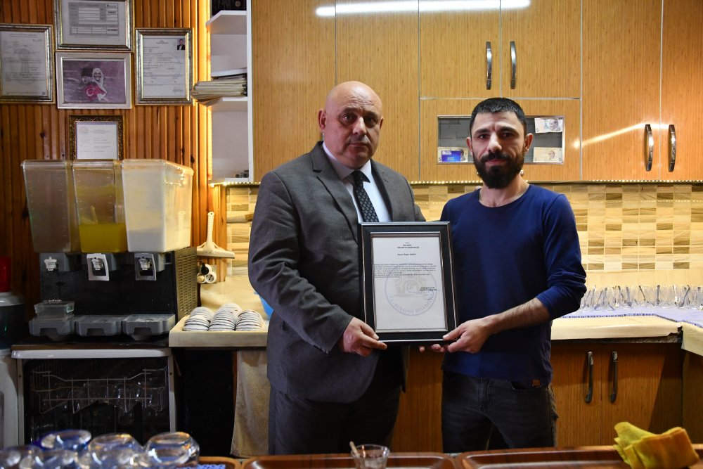 Buldan Belediye Başkanı Mustafa Şevik, Zabıta Müdürlüğü ekiplerince yapılan denetimlerde sağlıklı ve hijyenik ortamda hizmet verdiği tespit edilen kıraathane ve kahvehanelere ‘teşekkür belgesi’ verdi.