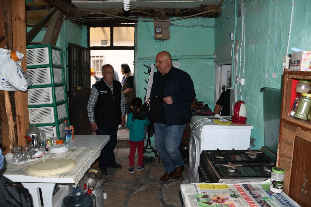 Buldan Belediye Başkanı Mustafa Şevik, Güroluk Mahallesinde ihtiyaç sahibi ailenin evinin bakımının ve onarımının belediye tarafından yapılacağını söyledi. 