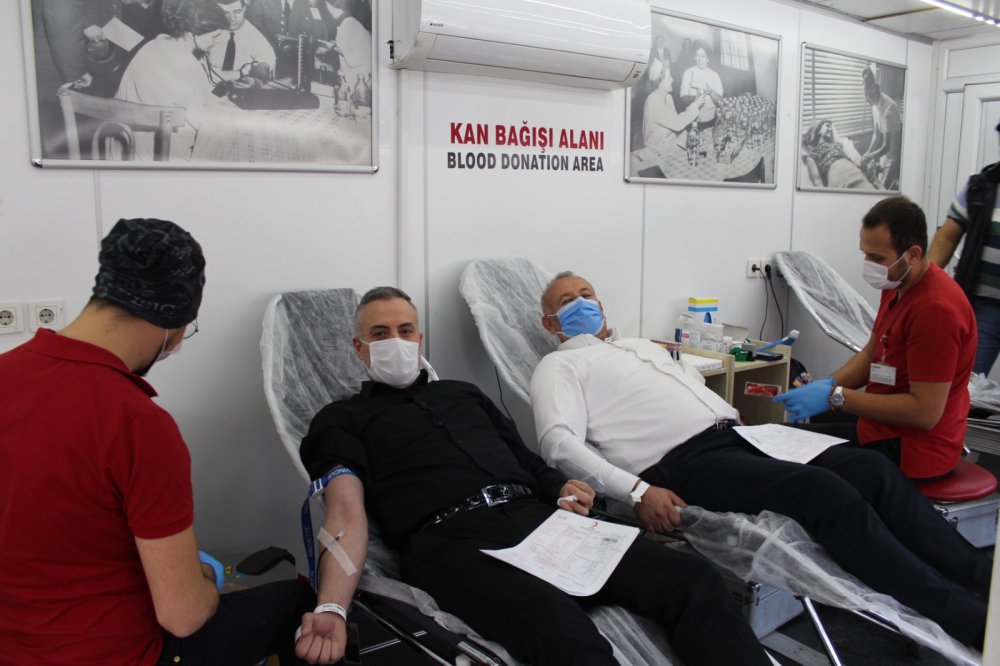 AK Parti Sarayköy İlçe Başkanlığı Yönetim Kurulu üyeleri Kızılay TIR’ında kan bağışında bulundu. Bir gün boyunca Sarayköy’de kalan Kızılay TIR’ının 106 ünite kan bağışı kabul ettiği 318 hayata can vereceği belirtildi. 