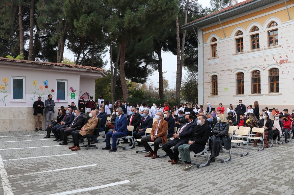 Sarayköy ilçesi Gazi Ortaokulu'nda 4006 TÜBİTAK Bilim Fuarı açıldı. Fuarda 64 öğrenci tarafından hazırlanan 20 proje sergilendi. 