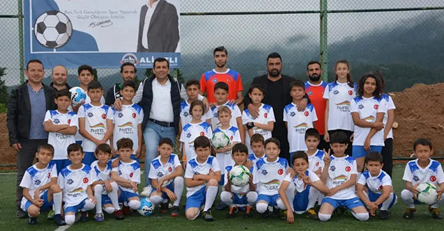 Babadağ Belediyesi Yaz Futbol Okulu, dünyanın tek gençlik bayramı olan 19 Mayıs'ta start verdi. Başkan Ali Atlı, gelecek nesiller için yatırım yapmaya devam edeceklerinin altını çizerek 
