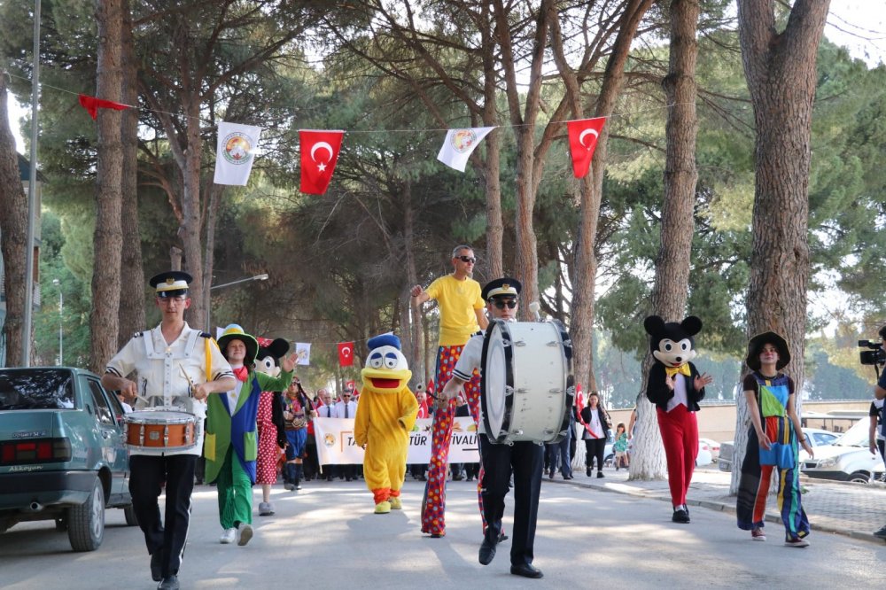 Sarayköy Belediyesi’nce düzenlenen 14. Sarayköy Tarım ve Kültür Festivali’ne muhteşem açılış programı ile start verildi. Sarayköy’ün tarihini, tarımını, turizmini ön plana çıkarması ve geniş kitlelere tanıtılması hedeflenen, Sarayköy Belediyesi ev sahipliğinde düzenlenen 14. Sarayköy Tarım ve Kültür Festivali bugün başladı.  Sarayköy’ün Milli Mücadeleye Katılışının yıl dönümüyle bütünleşen festival ilk gününde vatandaşlar tarafından yoğun ilgi gördü.