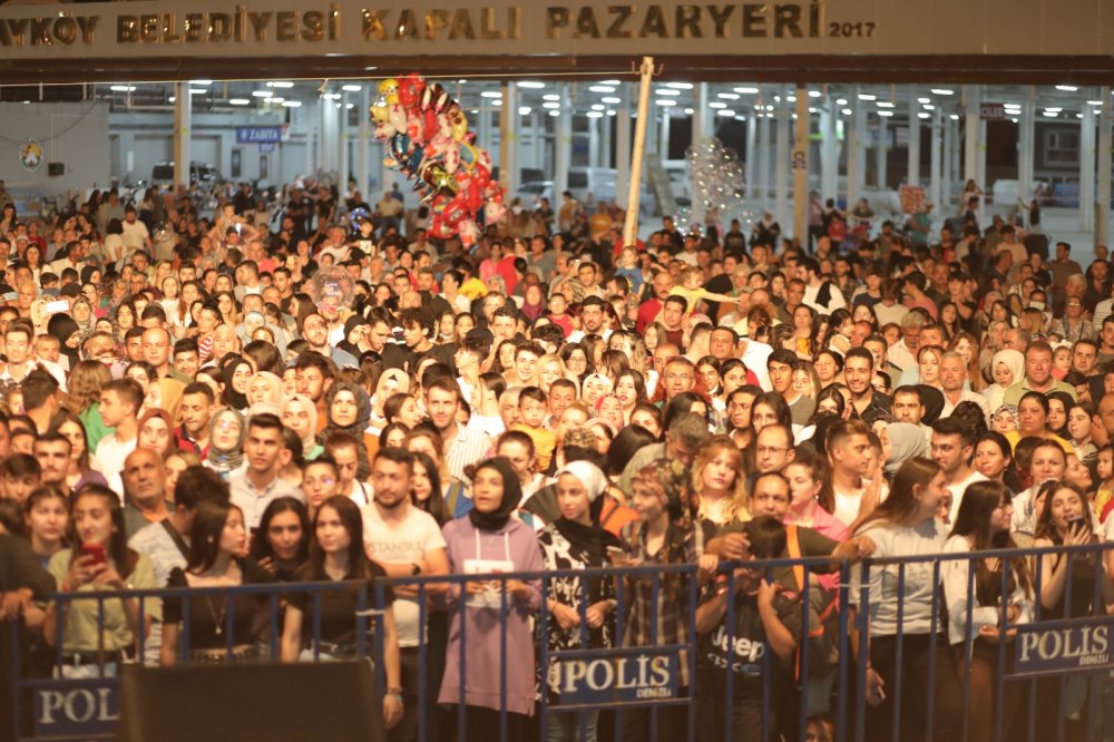14.Sarayköy Tarım ve Kültür Festivali’nin dördüncü gününde adeta müzik şöleni yaşandı. İlçedeki müzik öğretmenleri tarafından verilen konserin ardından Karadeniz müziğinin güçlü seslerinden Ekin Uzunlar sahne aldı. Müzikseverler doyasıya eğlendi.