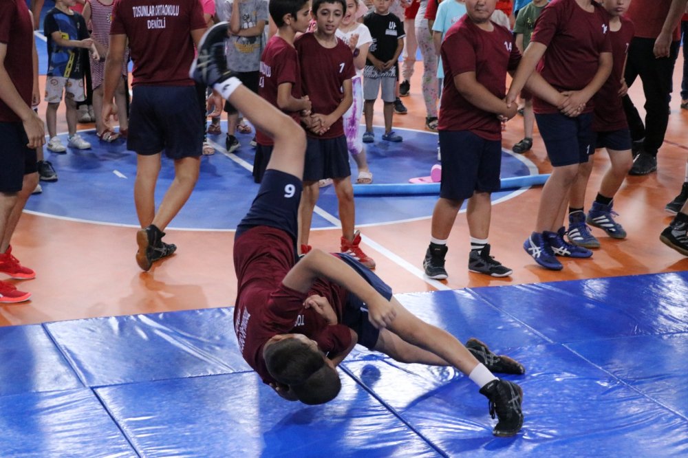 Sarayköy’de gençlerin yeteneklerini ortaya koyma fırsatı yakalayacağı ve 13 farklı branşta profesyonel antrenörler eşliğinde eğitim verilecek Yaz Spor Okulları törenle açıldı.
