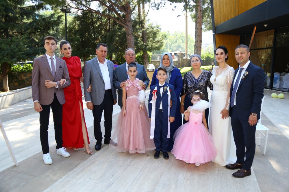 Denizli’nin tanınmış iş insanlarından Mehmet ve Serpil Yıldız çiftinin, oğulları Ali Yıldız için coşkulu bir sünnet töreni düzenlendi.