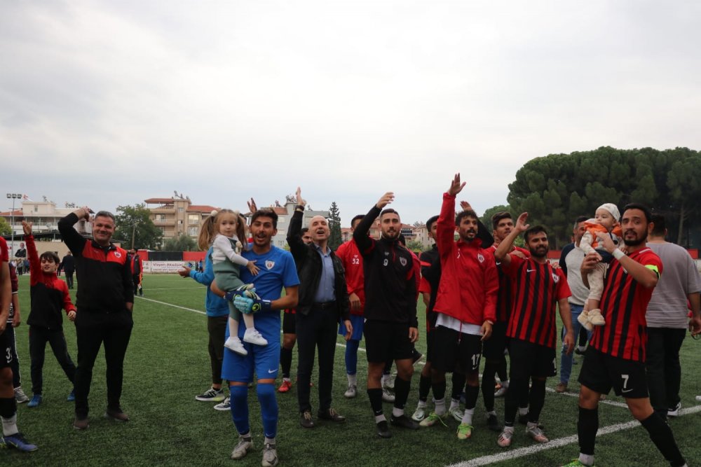 Bölgesel Amatör Lig ekiplerinden Sarayköyspor, evinde konuk ettiği Bornova Yeşilovaspor'u 2-0 mağlup etti. Kırmızı, siyahlı ekip, bu galibiyeti Bartın'daki maden kazasında hayatını kaybeden işçilere armağan etti.