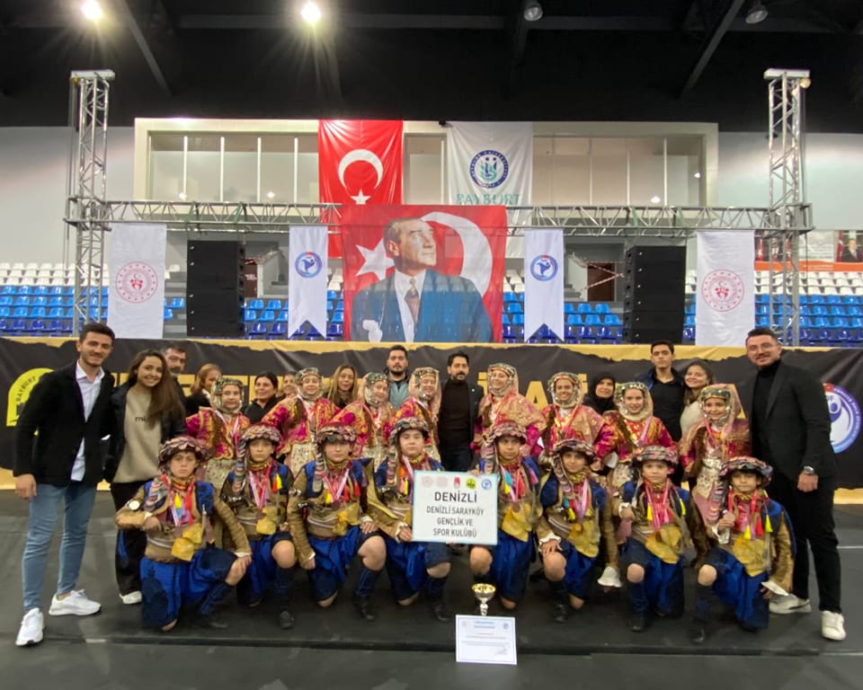 Bayburt'ta düzenlenen Türkiye Halk Oyunları Federasyonu Yıldızlar Türkiye Şampiyonası’nda Türkiye 3’üncüsü olan Sarayköyspor Kulübü Halk Oyunları Topluluğu, Denizli’ye ödül getirirken Ege Bölgesi’nin de tek kazananı oldu. 