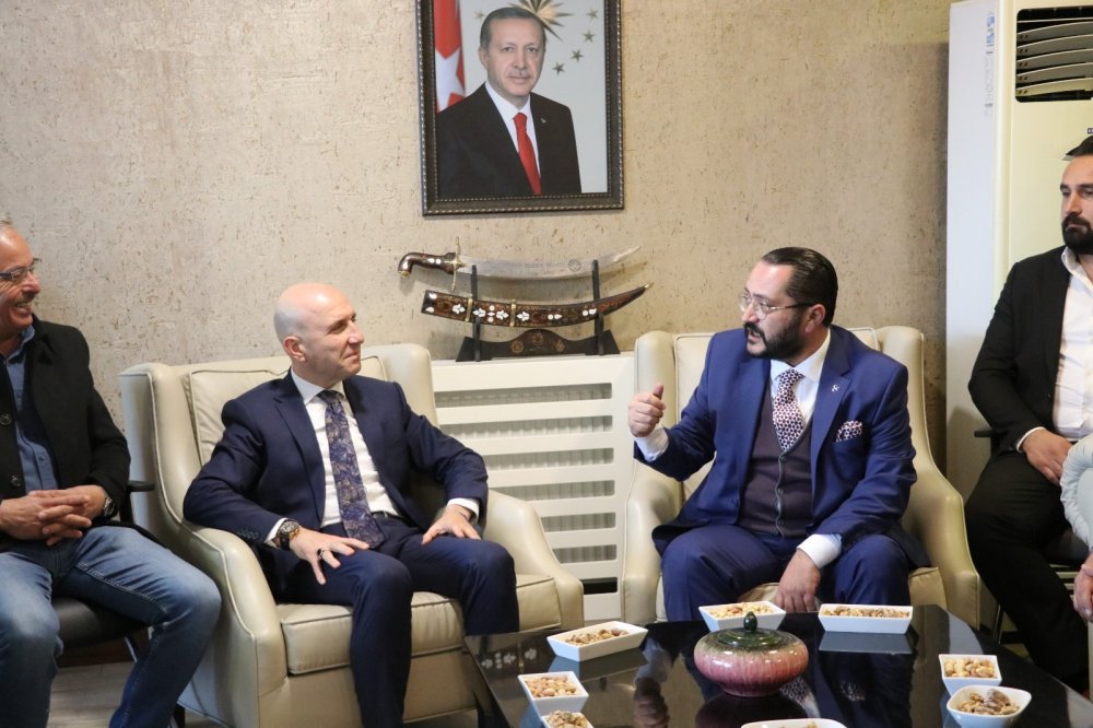 Milliyetçi Hareket Partisi (MHP) İl Başkanı Mehmet Ali Yılmaz, yönetimi ile birlikte Sarayköy Belediye Başkanı Ahmet Necati Özbaş'ı ziyaret etti. Ziyarette birlik, beraberlik ve dayanışma mesajı verildi.