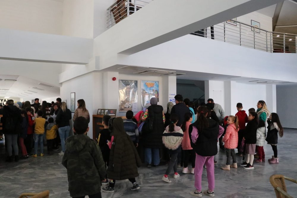 Sarayköy Belediye Başkanı Ahmet Necati Özbaş, yarıyıl tatiline giren binlerce öğrenciye sinema bileti hediye etti. Sarayköy’de eğitim alan öğrenciler 5 Şubat’a kadar  "Rafadan Tayfa Galaktik Tayfa"  ve “49” filmini ücretsiz izleyebilecek.
