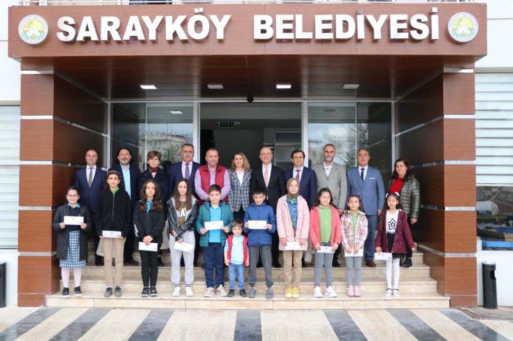 Öğrencileri kitap okumaya teşvik etmek amacıyla Sarayköy Belediyesi tarafından düzenlenen “Kitap Bilginleri Yarışıyor” yarışması sonuçlandı. Okudukları kitaplardan hazırlanan soruların yer aldığı sınavda başarılı olan öğrencilere ödüllerini Belediye Başkanı Ahmet Necati Özbaş takdim etti.