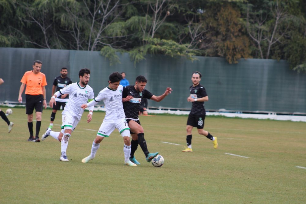 Denizlispor hazırlık maçında 3.Lig ekiplerinden Efeler 09 FK'yı 5-3 mağlup etti.