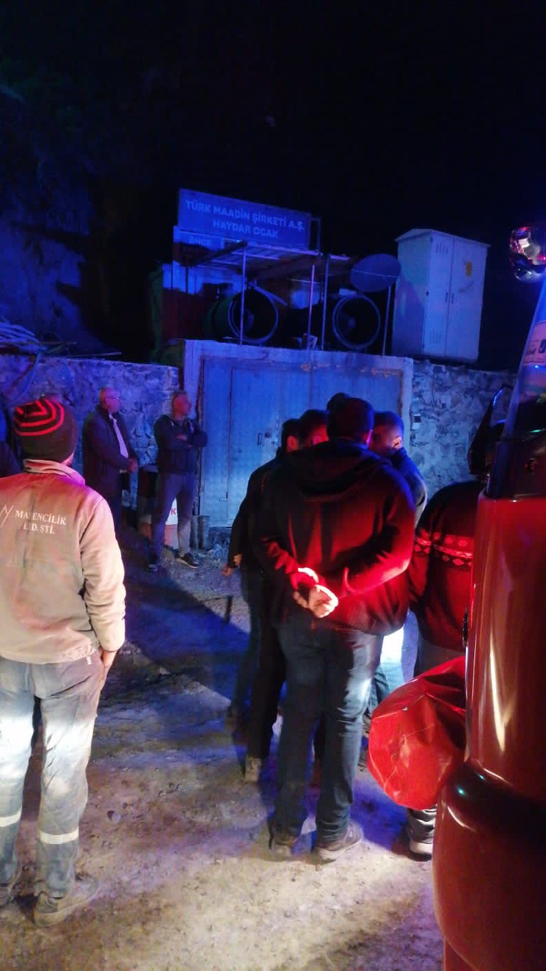 Denizli'nin Acıpayam ilçesinde bir krom madeninde meydana gelen göçükte 1 işçi mahsur kalırken, işçiyi kurtarma çalışması başlatıldı.