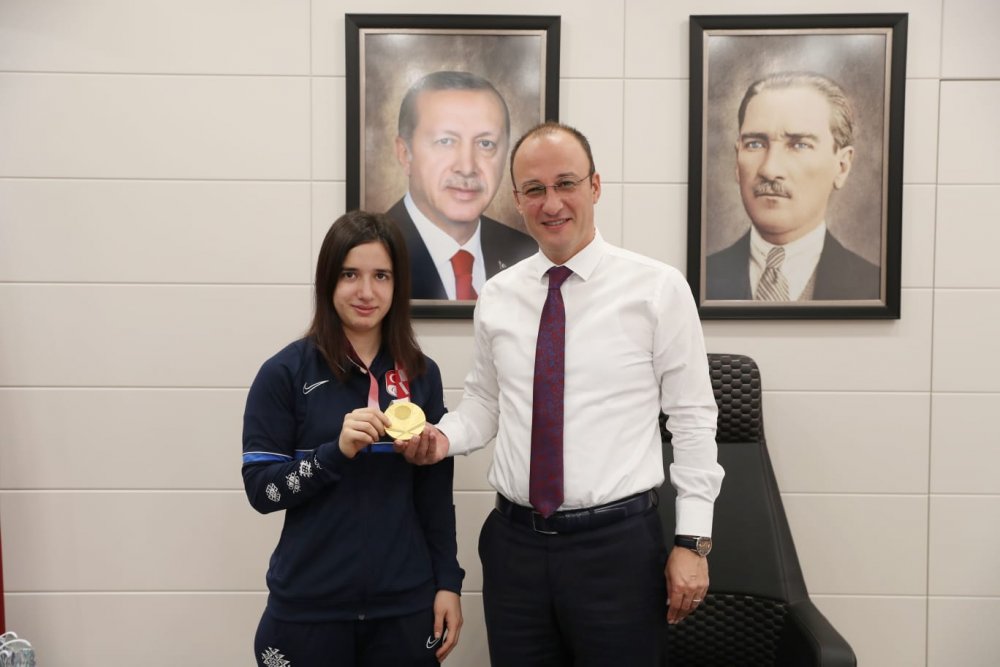 Pamukkale Belediye Başkanı Avni Örki, Tokyo 2020 Paralimpik Oyunları'nda Türkiye'ye altın madalya kazandıran Goalball Milli Takımı'nın Denizlili sporcusu Şeyda Nur Kaplan’ı ağırladı.
