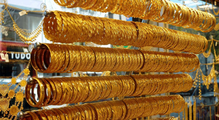 Altın fiyatları sabah saatlerinde dolar/TL'deki yeni zirvenin etkisiyle rekor kırdı. Gram altının fiyatı 1000 TL'yi aştı.